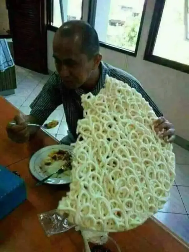 8 Potret Kocak Orang Menikmati Kerupuk Ini Bikin Heran