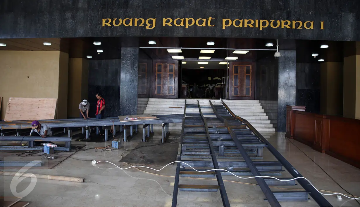 Pekerja menyelesaikan pemasangan tangga khusus masuk ruang Sidang Tahunan DPR/MPR di Komplek Parlemen, Senayan, Jumat (24/2). Raja Arab Saudi Salman bin Abdul Aziz dijadwalkan akan berkunjung ke Gedung DPR/MPR pada 2 Maret 2017. (Liputan6.com/Johan Tallo)