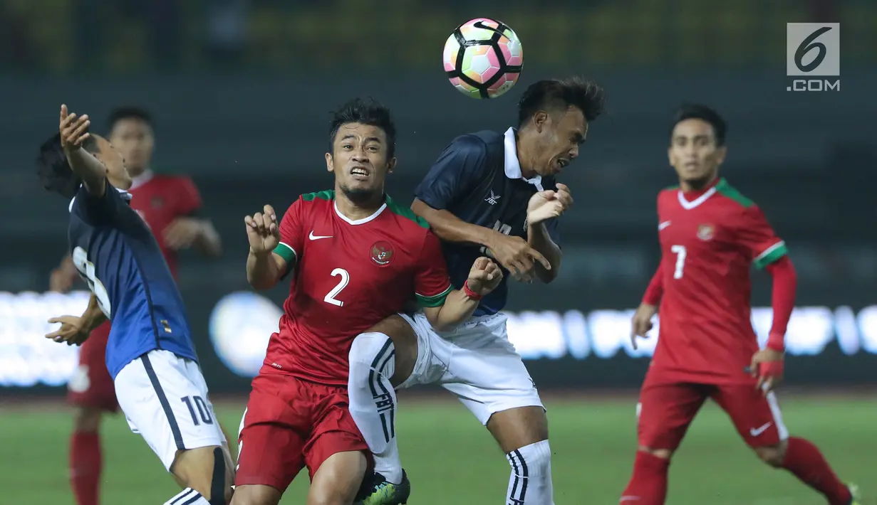 Bek Timnas Indonesia, Benny Wahyudi (tengah) berebut bola dengan pemain Kamboja pada laga persahabatan di Stadion Patriot Candrabhaga, Bekasi, Rabu (4/10). Timnas Indonesia menang 3-1 atas Kamboja. (Liputan6.com/Helmi Fithriansyah)