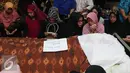 Sejumlah kerabat berkumpul di dekat jenazah Istri Tukul Arwana, Susiana, Jakarta, Selasa (23/8). Susiana dikabarkan meninggal lantaran sesak nafas dan sempat dibawa ke RS. Brawijaya Jaksel. (Liputan6.com/Herman Zakharia)