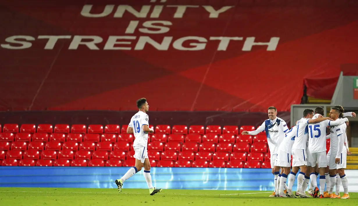 Pemain Atalanta Robin Gosens diberi ucapan selamat oleh rekan satu timnya usai mencetak gol ke gawang Liverpool pada pertandingan Grup D Liga Champions di Anfield Stadium, Liverpool, Inggris, Rabu (25/11/2020). Atalanta mengalahkan Liverpool 2-0. (AP Photo/Jon Super, Pool)