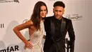 Pemain Paris Saint-Germain (PSG), Neymar mengajak kekasih cantiknya yang juga model, Bruna Marquesine menghadiri acara The Foundation for AIDS Research (amfAR) Gala di Sao Paulo, Brasil, Jumat (13/4). (NELSON ALMEIDA/AFP)