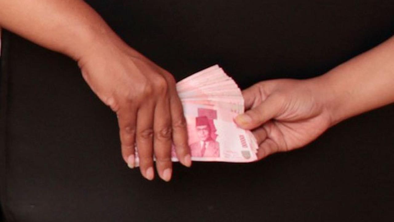 Pada kegiatan terakhir Inspektorat di tempatnya, PNS ini menyebut uang-uang itu diberikan kepada pemeriksa. Saat itu pemeriksa dari Inspektorat berinisial I, G, N, dan I. "Mungkin uangnya dibagi-bagi ya," ucapnya.