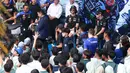 Pembalap Monster Energy Yamaha, Fabio Quartararo dan Alex Rins, menggelar acara meet and greet di SMAN 2 Mataram, Nusa Tenggara Barat (NTB), Rabu (1/10/2025). (Bola.com/M Iqbal Ichsan)