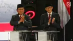 Capres dan Cawapres nomor urut 02 Prabowo Subianto-Sandiaga Uno bertepuk tangan saat mengikuti Debat Pilpres 2019 kelima di Jakarta, Sabtu (13/4). Debat kelima mengambil tema Ekonomi, Kesejahteraan Sosial, Keuangan dan Investasi. (Liputan6.com/Johan Tallo)