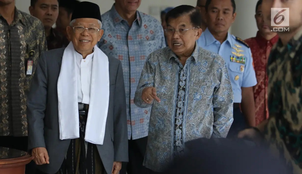 Wakil Presiden Jusuf Kalla (kanan) menerima kedatangan Wakil Presiden terpilih Ma'ruf Amin di Kantor Wakil Presiden, Jakarta, Kamis (4/7/2019). Pertemuan JK dan Ma'ruf hari ini diketahui untuk bertukar informasi terkait tugas sebagai wakil presiden. (Liputan6.com/Angga Yuniar)