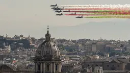 Aksi unit aerobatik Angkatan Udara Italia Frecce Tricolori yang membentuk bendera negara Italia di Roma, Italia (2/6). Dalam sejarahnya, Italia menjadi negara republik setelah referendum yang diadakan pada tanggal 2 Juni 1946. (AFP Photo/ Andreas Solaro)