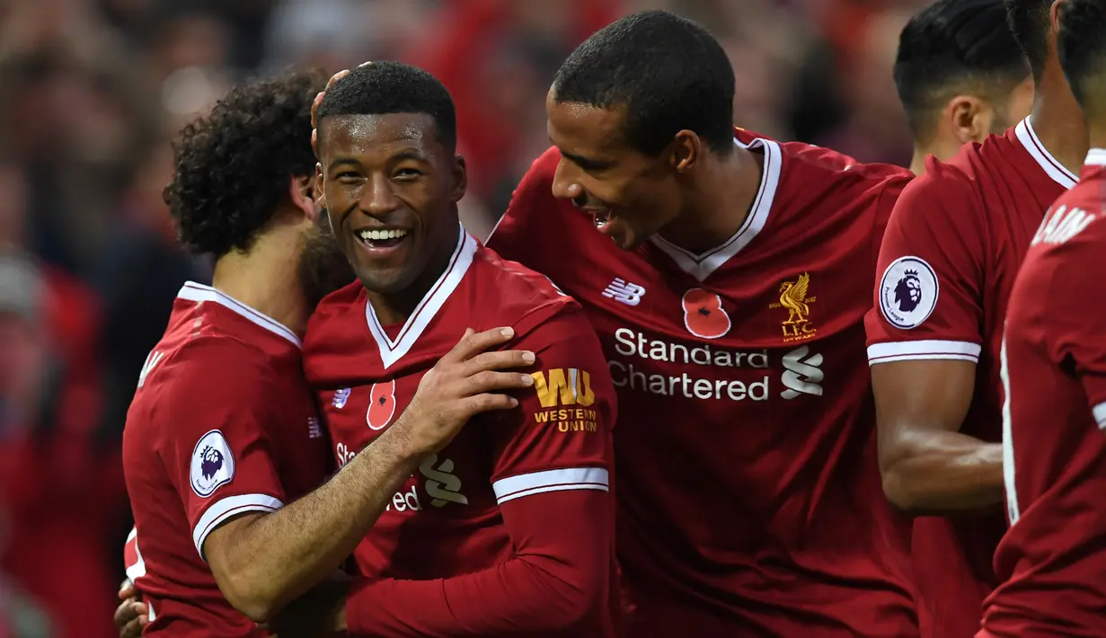 Para pemain Liverpool merayakan gol Georginio Wijnaldum (2kiri) saat melawan Huddersfield Townt pada lanjutan Premier League di Stadion Anfield, Liverpool, (28/10/2017). (AFP/Paul Ellis)