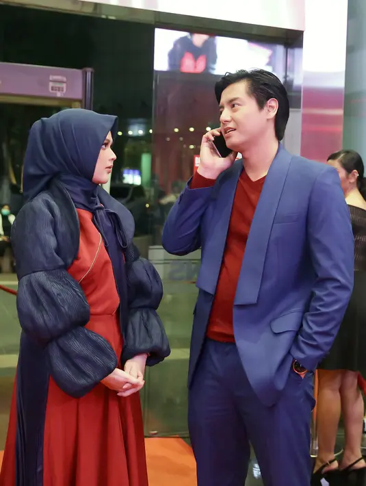 Cut Meyriska dan Roger Danuarta di acara IFA 2020. (Bambang E Ros/Fimela.com)