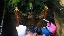 Sejumlah wisatawan memanfaatkan air yang mengalir di pancuran yang ada di objek wisata Baturraden, Purbalingga, Jawa Tengah, (31/7/2014). (Liputan6.com/Andrian M Tunay)