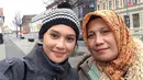 Dalam postingan ini, Indah Permatasari dan sang ibu kerap tampil modis saat berlibur bersama. Pasangan anak dan ibu ini selalu terlihat kompak di berbagai momen. (Liputan6.com/IG/@indahpermatas)