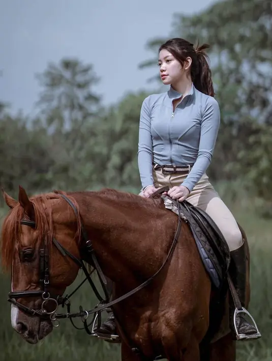 Sebagai sosok yang saat ini dikabarkan dekat dengan Okin, mantan suami dari Rachel Venya, tidak sedikit yang mendoakan agar hubungan keduanya berjalan lancar. Meski tidak sedikit yang memberi komentar bahwa keduanya memiliki jarak usia yang cukup jauh. (Liputan6.com/IG/@reginaaphx)