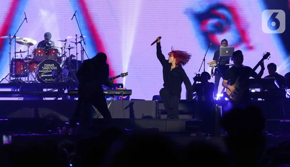 Penyanyi Isyana Sarasvati tampil memeriahkan Festival Musik Soundrenaline di Allianz Ecopark, Ancol, Jakarta Utara, Minggu (27/11/2022). Isyana Sarasvati tampil memeriahkan Soundrenaline 2022 dengan lagu Il Sogno, Untuk Hati Yang Terluka, Lexicon, dan Sikap Duniawi. (Liputan6.com/Herman Zakharia)