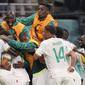 Selebrasi sejumlah pemain timnas Senegal usai Ismaila Sarr usai menjebol gwang Ekuador dalam pertandingan grup A Piala Dunia 2022 di Khalifa International Stadium, Qatar, Selasa (29/11/2022). (AP Photo/Themba Hadebe)