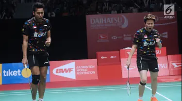 Ganda campuran Indonesia, Tontowi Ahmad/Liliyana Natsir bersorak saat melawan Zhang Nan/ LIU Xuanxuan (China) diperempat final Indonesia Masters 2018 di Istora Senayan, Jumat (26/1). Tontowi/Liliyana unggul 21-18 21-19. (Liputan6.com/Helmi Fithriansyah)