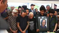 Setalah menginap satu malam lantaran menunggu putranya yang berada di Raja Ampat, Yon Koeswoyo akhirnya di makamkan hari ini. (Daniel Kampua/Bintang.com)