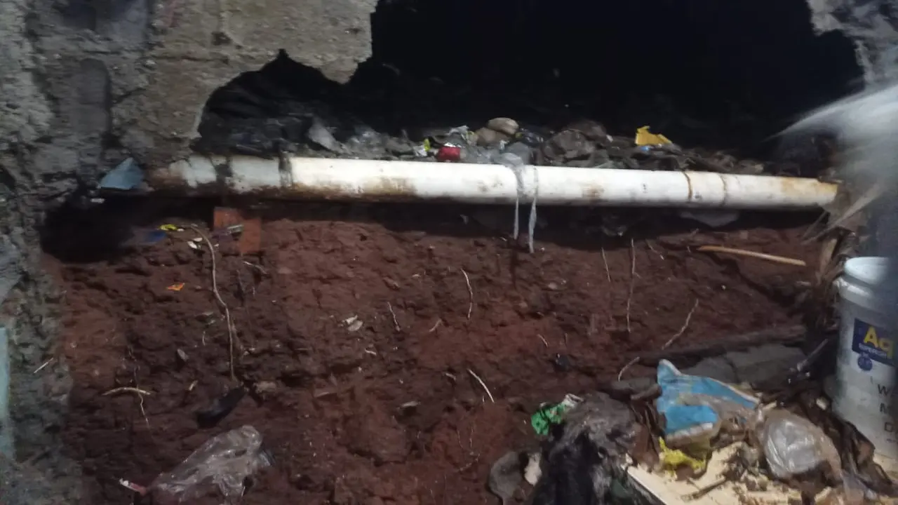 Hujan deras menyebabkan longsor mengenai rumah milik Cecep di RW20, Kelurahan Baktijaya, Kecamatan Sukmajaya, Kota Depok.