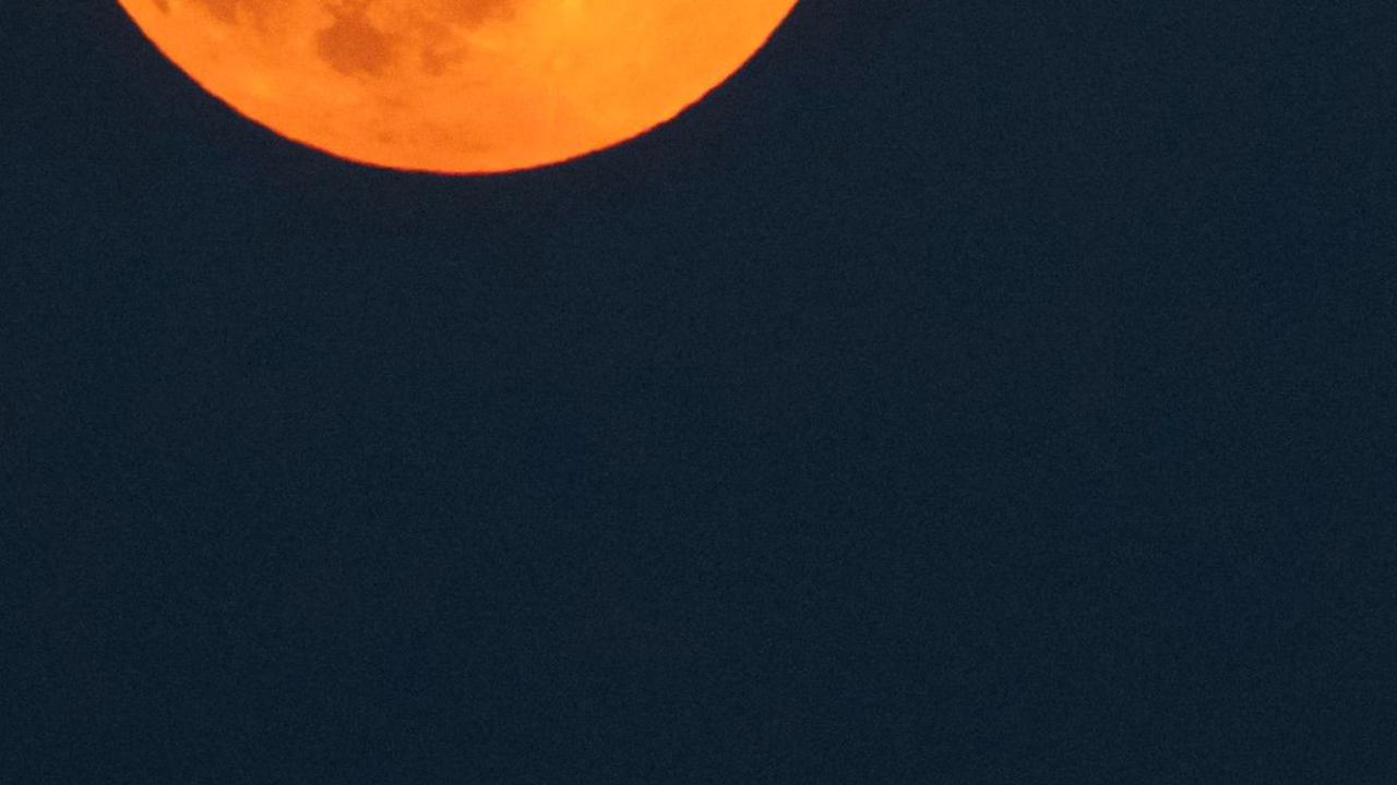 Supermoon langka terlihat di atas kuil kuno Poseidon, Tanjung Sounion, sebelah selatan Athena, Yunani, pada Senin (19/8/2024). Foto: Angelos Tzortzinis/AFP