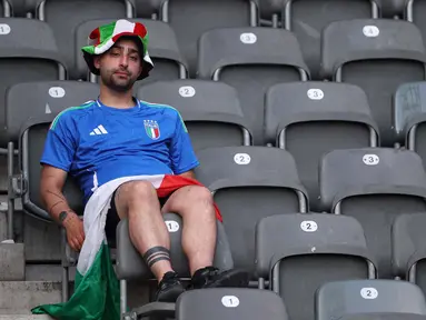 Ekspresi seorang pendukung Italia usai menyaksikan timnya kalah dalam pertandingan babak 16 besar Euro 2024 melawan Swiss di Olympiastadion Berlin, Berlin pada 29 Juni 2024. (Ronny HARTMANN/AFP)