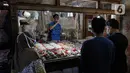 Pedagang melayani pembeli di Pasar Tebet Timur, Jakarta, Rabu (11/8/2021). Pemerintah Provinsi (Pemprov) DKI Jakarta memutuskan untuk menjadikan sertifikat vaksinasi Covid-19 sebagai syarat memasuki berbagai tempat umum, termasuk pasar tradisional. (Liputan6.com/Faizal Fanani)