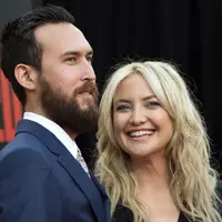 Kabar bahagia datang dari pasangan kekasih Kate Hudson dan Danny Fujikawa. Meresmikan hubungannya pada Mei 2017 lalu, kini keduanya mengatakan akan melanjutkan hubungannya kea rah yang lebih serius. (AFP/VALERIE MACON)