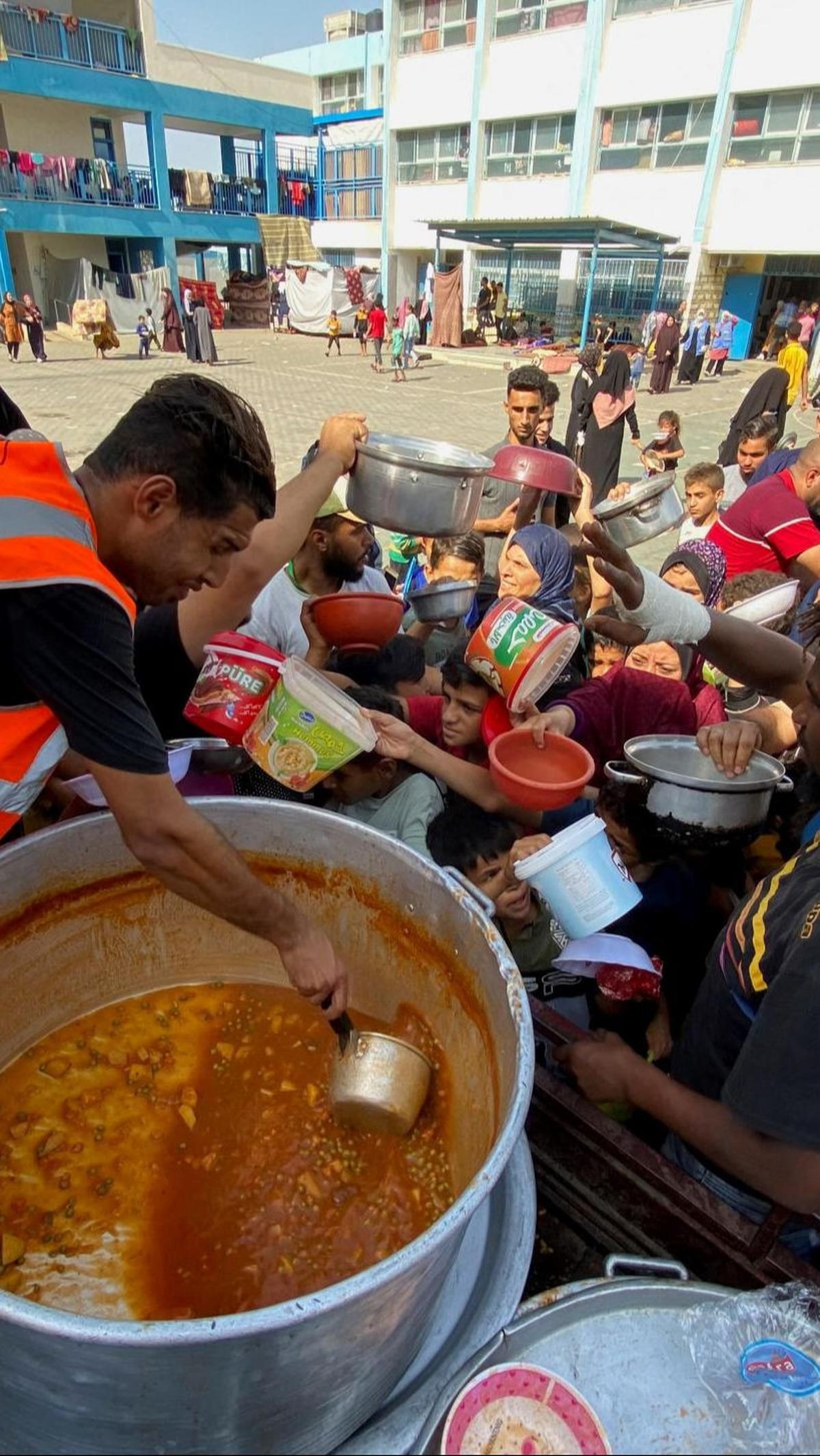 Terdapat 2,3 juta warga Palestina yang tinggal di Jalur Gaza. Sekitar 35.000 di antaranya dibunuh Israel dan 1,7 juta orang mengungsi.