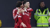 Bek Liverpool asal Skotlandia bernomor punggung 26, Andrew Robertson (kanan), merayakan gol pembuka bersama gelandang Liverpool asal Inggris bernomor punggung 17, Curtis Jones (kiri), setelah mencetak gol tersebut dalam pertandingan putaran kelima Piala FA Inggris antara Wolverhampton Wanderers dan Liverpool di stadion Molineux di Wolverhampton, Inggris tengah, pada 7 Maret 2026. (Darren Staples/AFP)