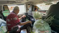 Mobil dinas Gubernur Jateng Ganjar Pranowo dipenuhi sayuran saat berkunjung ke Desa Senden Kecamatan Selo Boyolali. (Ist)