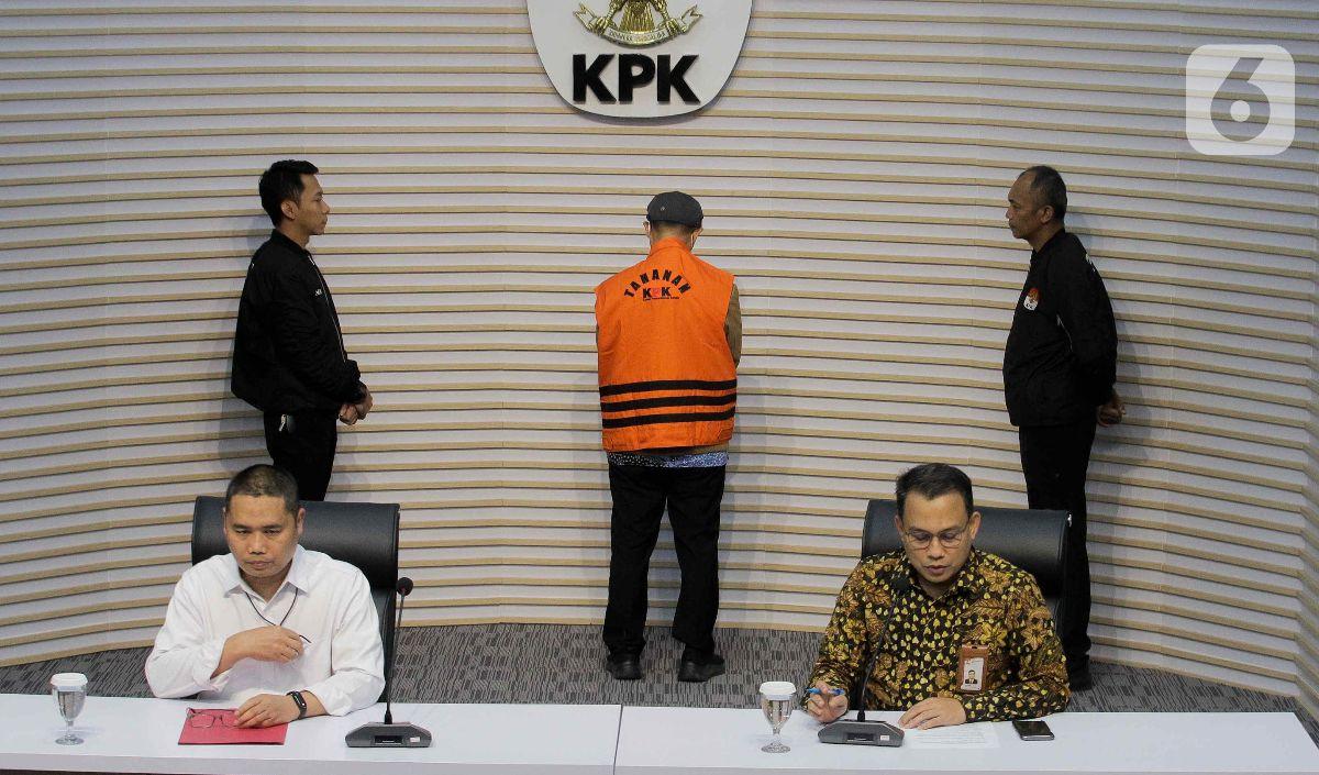 Hakim pun mempersilakan jaksa KPK untuk melengkapi surat administrasi untuk kasus dugaan korupsi yang menjerat mantan Hakim Agung Gazalba Saleh.<br>