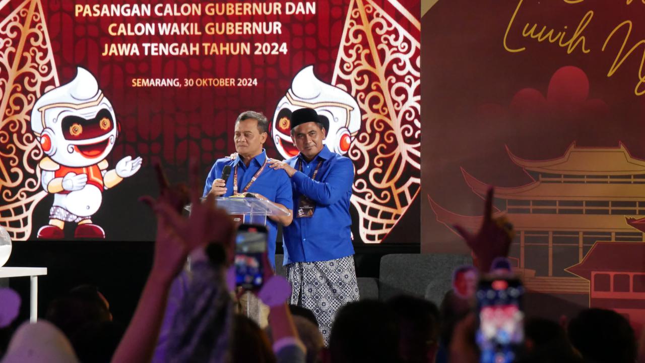 Momen Taj Yasin Sambil Senyum Pijat Pundak Ahmad Luthfi saat Debat Pilkada Jateng