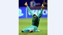 Kiper Dinamo Zagreb, Eduardo, merayakan kemenangan atas Arsenal dalam laga Grup F Liga Champions di Stadion Maksimir, Zagreb, Kroasia. Kamis (17/9/2015) dini hari WIB. (AFP Photo)