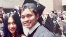 Sebelum menikah, Diah Permatasari dan suami sempat berpacaran selama 7 tahun. Momen semasa pacaran pun sempat diunggah oleh Diah. Salah satunya saat Diah datang ke wisuda sang suami di George Mason University, Virginia, Washington DC. Diungkap Diah, ini merupakan momen zaman pacaran tahun 1992/93. (Liputan6.com/IG/@dps_diahpermatasari)