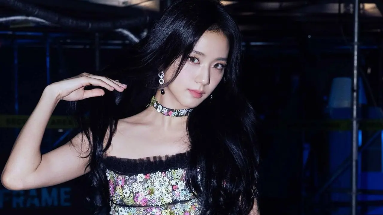 Outfit Panggung yang Elegan dari Jisoo Blackpink