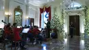 Sebuah band Marinir memainkan musik Natal di Grand Foyer selama pratinjau pers dekorasi Natal Gedung Putih, di Washington, Senin (29/11/2021). Ibu Negara AS Jill Biden meluncurkan dekorasi liburan Gedung Putih 2021 dengan tema “Gifts from the Heart”. (AP Photo/Evan Vucci)