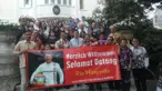 Pebalap Manor Racing asal Indonesia, Rio Haryanto, berfoto bersama staf KBRI dan warga Indonesia saat hadir dalam acara meet and greet di Kantor KBRI Wina, Austria, Selasa (28/6/2016). (Bola.com/Reza Khomaini)