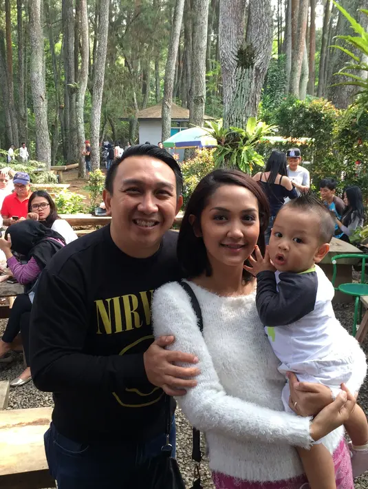 "Diana adalah orang yang paling mendekati sosok mama saya. Orangnya sabar luar biasa dan sayang sama keluarga. Apalagi, pada 2012 saya sempat kena serangan jantung. Diana dengan sabar dan kuat yang menemani saya," jelas Augie. (dok.Pribadi/Bintang.com)