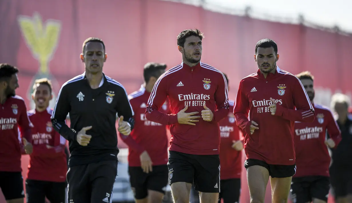 Pemain Benfica Roman Yaremchuk dan Diogo Gonclaves menghadiri sesi latihan di kamp pelatihan Benfica Campus dekat Lisbon, Selasa (28/9/2021). Benfica akan menjamu Barcelona dalam laga fase Grup E Liga Champions pada Kamis dini hari WIB, 30 September mendatang. (PATRICIA DE MELO MOREIRA/AFP)