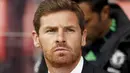 Ekspresi manajer Chelsea Andre Villas-Boas jelang kick-off laga lawan Stoke City di pekan pertama Liga Premier yang berlangsung di The Brittannia Stadium, Stoke-on-Trent, 14 Agustus 2011. Skor 0-0. AFP PHOTO / IAN KINGTON