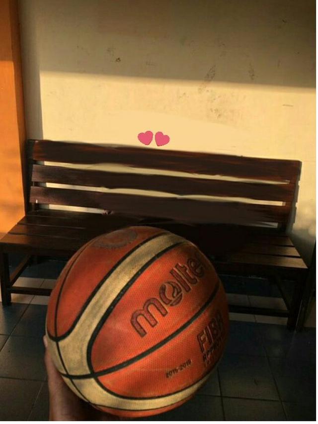 Wanita Ini Minta Diedit Foto Agar Hilangkan Bola, 6 Hasilnya Bikin Cengengesan