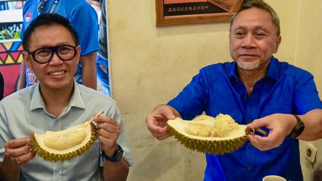 Makan Durian di Pontianak, Menko Zulhas: Ini Durian Asli Indonesia, Bukan Malaysia!