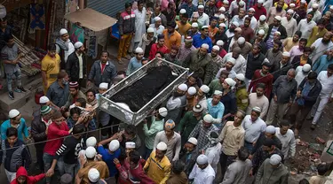 Sejumlah orang menggotong jenazah korban kerusuhan yang akan dimakamkan di New Delhi, India, Sabtu (29/2/2020). Jumlah korban tewas dalam aksi kekerasan komunal di New Delhi bertambah menjadi 42 orang. (Xinhua/Javed Dar)