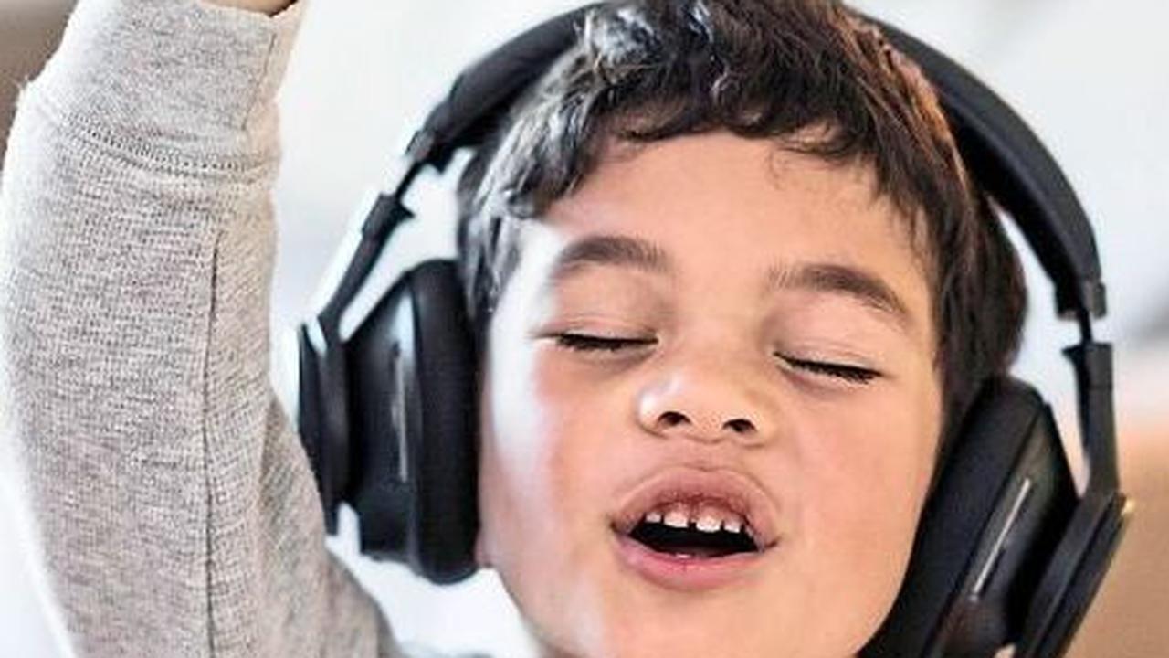 Selain itu, musik juga memiliki dampak positif pada perkembangan anak-anak. Mendengarkan musik dapat membantu anak-anak dalam pengembangan keterampilan kognitif, motorik, dan bahasa. Musik juga dapat membantu anak-anak belajar menyikapi emosi mereka.