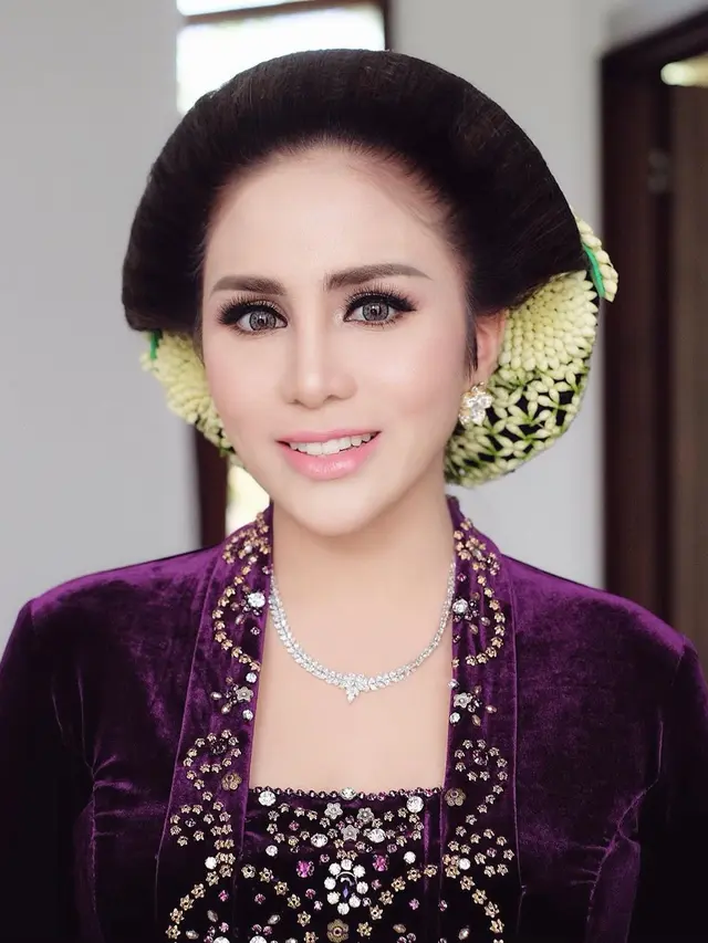 6 Potret Momo Geisha saat Pakai Kebaya, Anggun dan Menawan