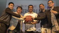 Menpora, Imam Nahrawi, bersama CMO KMK Online, Prami Rachmiadi (kanan) dan tokoh basket Indonesia mengumumkan kerjasama antara EMTEK dan NBA di Plaza Senayan, Jakarta, Rabu (3/5/2017). (Bola.com/Vitalis Yogi Trisna)