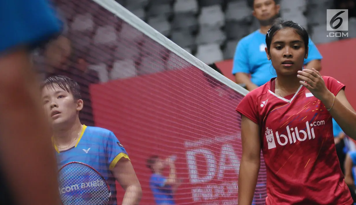 Tunggal putri Indonesia, Gregoria Mariska Tunjung (kanan) usai melawan Goh Jin Wei (Malaysia) pada babak pertama Indonesia Masters 2018 di Istora Senayan, Jakarta, Rabu (24/1). Gregoria kalah 14-21, 21-19, 12-21. (Liputan6.com/Helmi Fithriansyah)