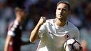 Francesco Totti  merayakan golnya yang ke-250 selama berlaga di Serie A saat melawan Torino pada Serie A Italia di Stadion "Grande Torino" (Olimpico), Turin (25/9/2016). (AFP/Marco Bertorello)