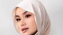 Tak jarang, Sashfir juga memilih pashmina dengan bahan satin yang memiliki efek kilau yang elegan. Pashmina tersebut kemudian dililit simple ke belakang. [@sashfir].
