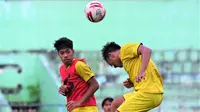 Sandy Ferizal (rompi merah muda), pemain yang baru saja dilepaskan oleh Arema FC jelang Liga 1 2021/2022. (Bola.com/Iwan Setiawan)