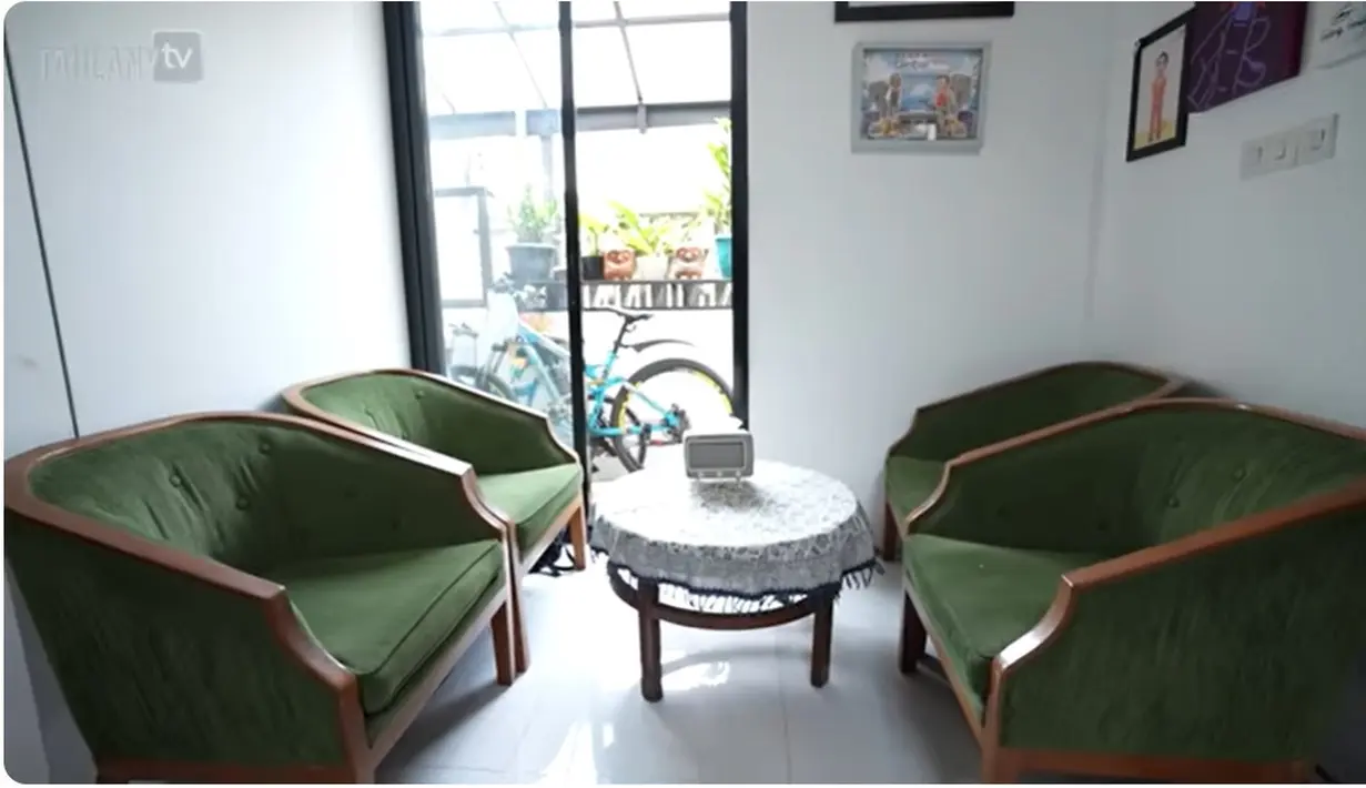Beberapa sofa dan meja kecil yang digunakan sebagai tempat menerima tamu. Dinding luar dan dalam dominasi cat warna putih. [Youtube/TAULANY TV]