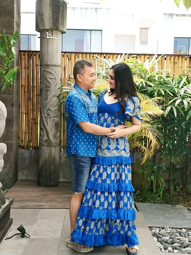Gaya Seragam Biru Bermotif Keluarga Ashanty